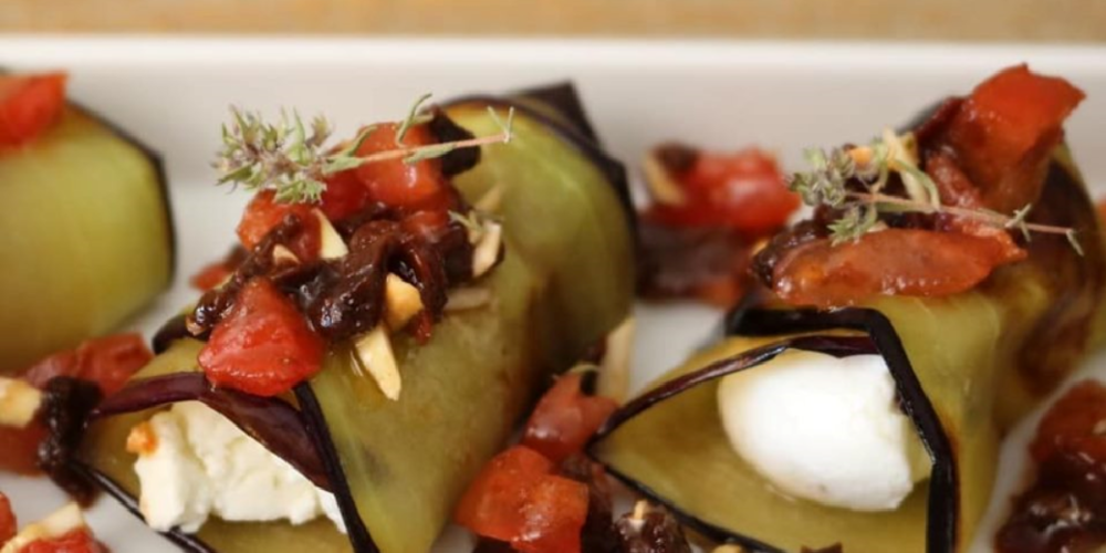 Farcells d’albergínia i formatge amb vinagreta de tomàquet