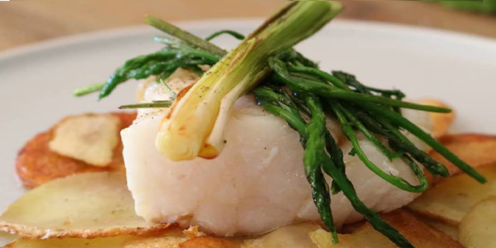 Bacallà confitat amb alls tendres i espàrrecs de marge
