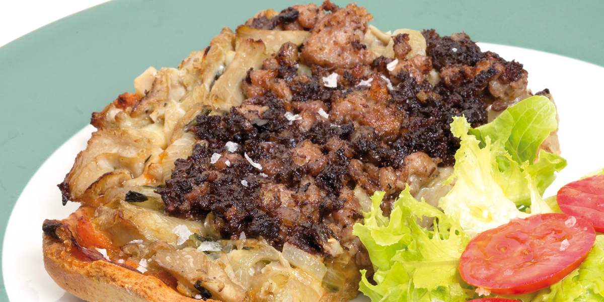 Coca de farina d’espelta amb bolets i botifarra de Calaf