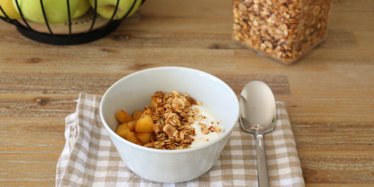 Granola casolana amb iogurt i poma caramel·litzada