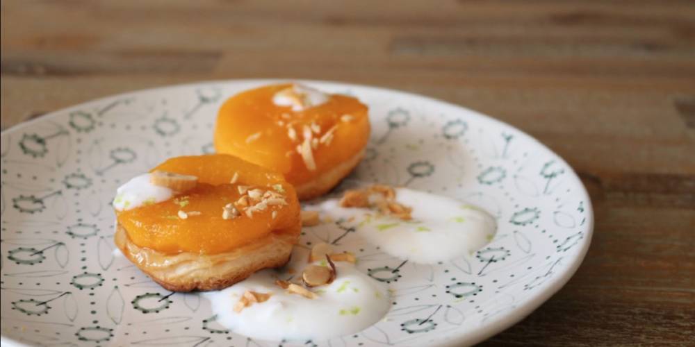 Tatin de préssec de La Fortesa amb iogurt i ametlla