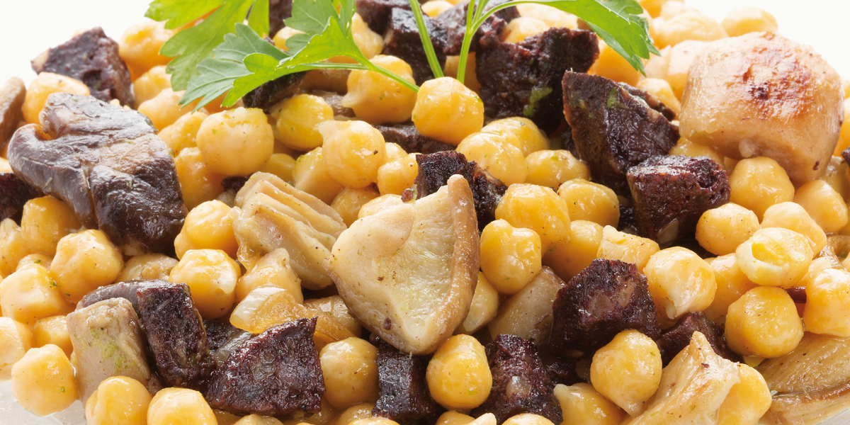 Cigronets de l’Anoia saltats amb bolets al perfum de botifarra negra de la Llacuna